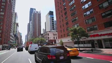 New York, ABD, 5 Ağustos 2025: Şehir merkezinde yoğun bir kavşakta yayalar ve araçlar.