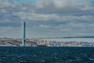 Verrazzano-Narrows Köprüsü 'nün öndeki mavi denizde büyük bir vinci görüyoruz..