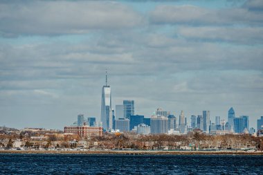 Manhattan 'ın aşağısındaki binaların geniş açılı görüntüsü ve deniz boyunca yerleşim alanı olan One World Trade Center..