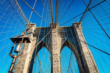 Granit kule ve süspansiyon kablolarının mimari ayrıntıları açık mavi gökyüzüne karşı gündüz vakti.