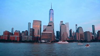 Bir Dünya Ticaret Merkezi ve Aşağı Manhattan silueti. Şehrin gökdelenleri ve tekneleri mavi saat boyunca nehirde.