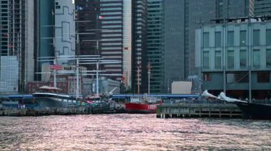 New York, ABD, 7 Ağustos 2025: Manhattan South Street Limanı 'nda tarihi yelkenli gemileri. Wavertree ve Ambrose gemileri Finansal Bölge gökdelenleriyle 16. rıhtıma yanaştı.