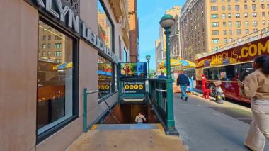 New York, ABD, 7 Ağustos 2025: New York caddesindeki metro istasyonuna giriş.