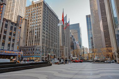 New York, ABD, 9 Şubat 2026: Manhattan New York şehir merkezindeki tarihi müzik salonu binası ve çeşmesi. New York 'ta fıskiyeli, bayraklı ve yüksek gökdelenli asfaltlı bir plaza manzarası