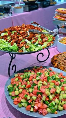 Kavrulmuş salata ve salatalık salatası. Bir yemek organizasyonunda veya restoran büfesinde metal tabaklar üzerinde çeşitli salatalar servis edilir..
