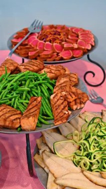 Kızarmış ton balığı, yeşil fasulye ve balıkla birlikte. Ton balığı dilimleri ve sebze tabağıyla ızgara somon filetosu içeren deniz ürünleri seçimi..