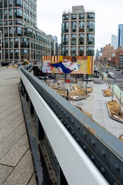 New York, ABD, 2 Mart 2026: High Line 'da modern mimari ile yükseltilmiş park geçidi. High Line Parkı 'ndaki yaya yolunda çağdaş binalar, sanat afişleri yer alıyor.