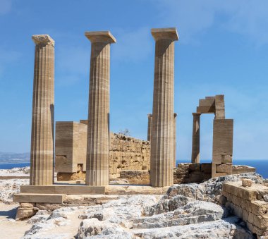 Lindos 'un Akropolis' i Athena Lindia 'nın Doric tapınağı. Lindos Köyü, Yunanistan