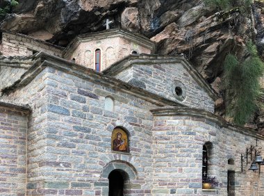 Yunanistan 'ın Evrytania kentindeki Karpenisi kasabası yakınlarındaki Proussos manastırı