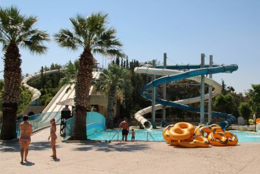 Su Parkı Faliraki, su kaydırakları ve havuzlar. Faliraki, Yunanistan 