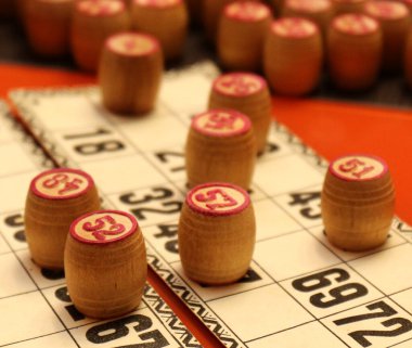 Piyango oyunu. Tahta loto fıçıları ve kartlar. Bingo oyunu. Kumar.