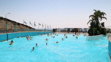  Su Parkı Faliraki, yapay dalgalarla dolu bir havuz. Faliraki, Yunanistan