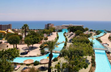 Faliraki Su Parkı 'ndaki tembel nehir eğlencesi. Faliraki, Yunanistan