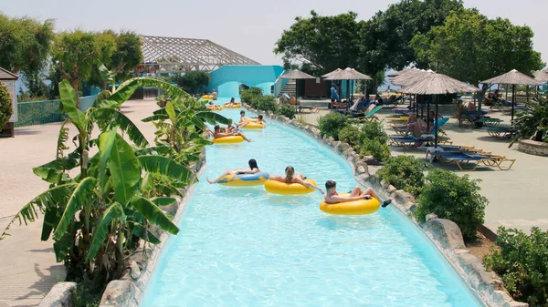Faliraki Su Parkı 'ndaki tembel nehir eğlencesi. Faliraki, Yunanistan