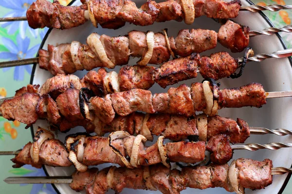 Kebabs Espetos Preparados Grelhador Carvão Carne Grelhada Comida Grelhada Shashlik Imagens Royalty-Free