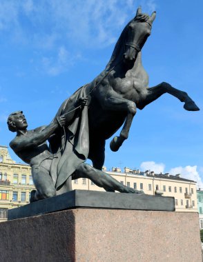 : Anchovy Köprüsü 'ndeki Horse Tamers heykellerinden biri Peter Clodt von Jrgensburg, St. Petersburg, Rusya