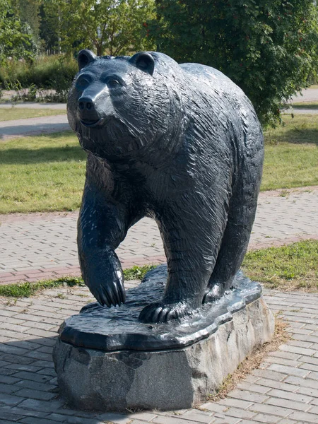 Sculpture Fonte Ours Sur Une Rive Rivière Yuganskaya Ours Noir — Photo