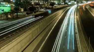 Yol ışıklar ve yoğun trafik zaman atlamalı geceleri