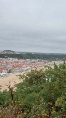 Portekiz 'deki Nazare Sahil Sörf Koyu