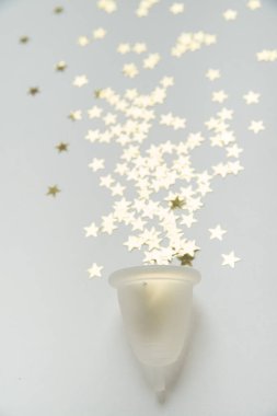 Kadın adet dönemlerinde tekrar kullanılabilir regl bardağı kullanma kavramı