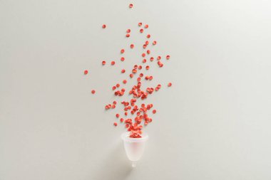 Kadın adet dönemlerinde tekrar kullanılabilir regl bardağı kullanma kavramı