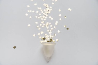 Kadın adet dönemlerinde tekrar kullanılabilir regl bardağı kullanma kavramı