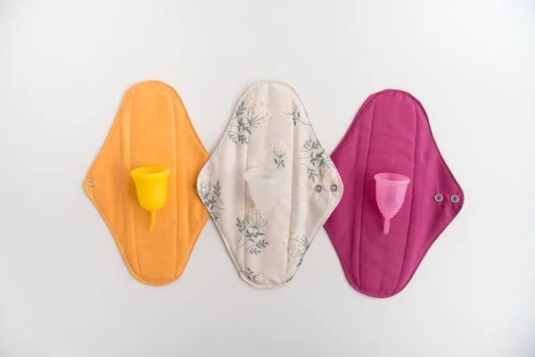 Concetto di cuscinetti riutilizzabili in cotone durante i periodi femminili — Foto Stock