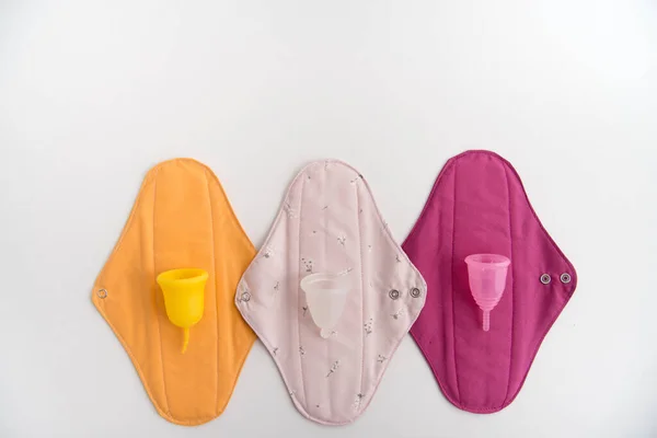 Begreppet bomull återanvändbara kuddar under kvinnlig menstruation — Stockfoto