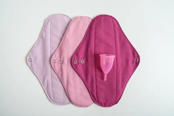 Concetto di cuscinetti riutilizzabili in cotone durante i periodi femminili — Foto Stock