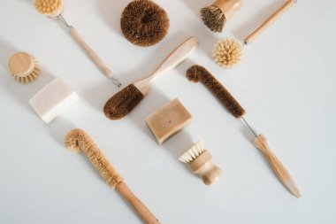 Bulaşık yıkamak için minimalist tarzda sıfır atık bambu fırçaları