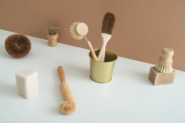 Bulaşık yıkamak için minimalist tarzda sıfır atık bambu fırçaları