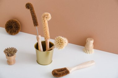 Bulaşık yıkamak için minimalist tarzda sıfır atık bambu fırçaları