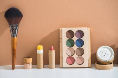 Pastel arkaplanda minimal biçiminde sıfır atık makyaj seti