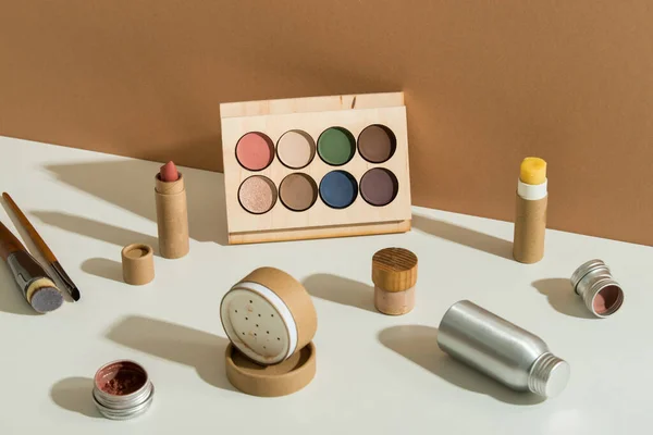 Pastel arkaplanda minimal biçiminde sıfır atık makyaj seti