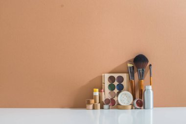 Pastel arkaplanda minimal biçiminde sıfır atık makyaj seti