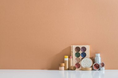Pastel arkaplanda minimal biçiminde sıfır atık makyaj seti