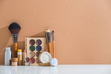 Pastel arkaplanda minimal biçiminde sıfır atık makyaj seti