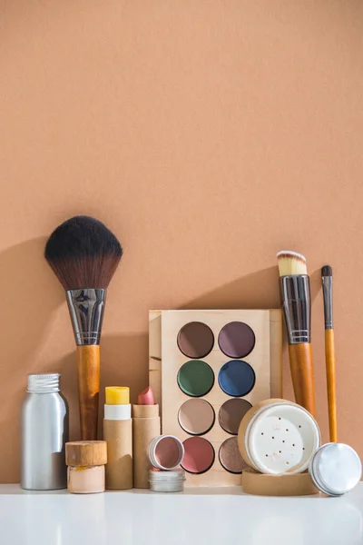 Pastel arkaplanda minimal biçiminde sıfır atık makyaj seti