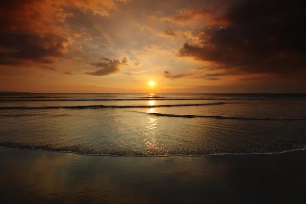 Schöner Sonnenuntergang mit Wolken über dem tropischen Meer — Stockfoto