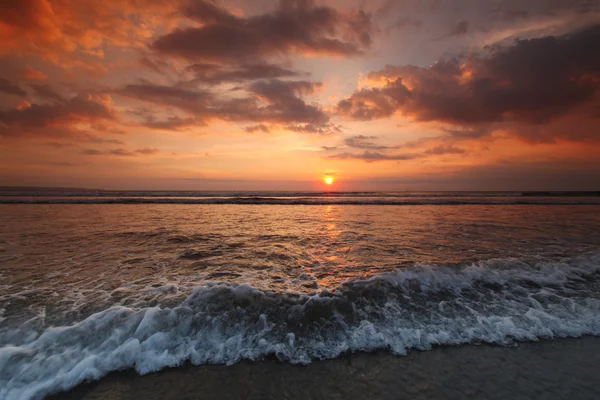 Schöner Sonnenuntergang mit Wolken über dem tropischen Meer — Stockfoto