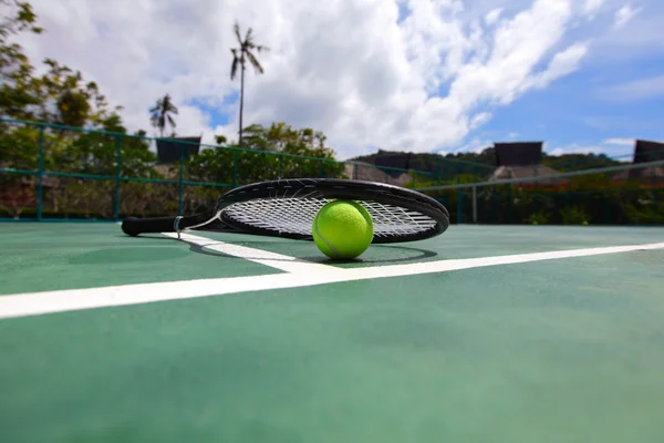 Teniszlabda és ütő — Stock Fotó