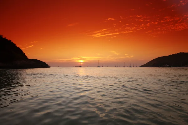 พระอาทิตย์ตกที่สวยงามเหนือทะเล — ภาพถ่ายสต็อก