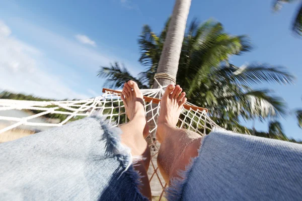 Ontspannen in een hangmat op het strand — Stockfoto