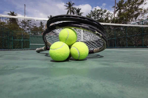 Pelotas de tenis y raqueta — Foto de Stock