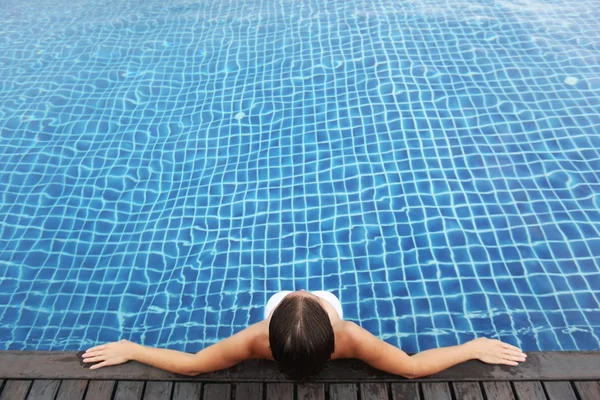 Kvinna sitter i poolen — Stockfoto