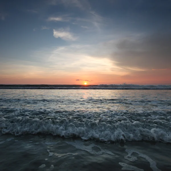 Pôr-do-sol radiante praia do mar em Bali — Fotografia de Stock