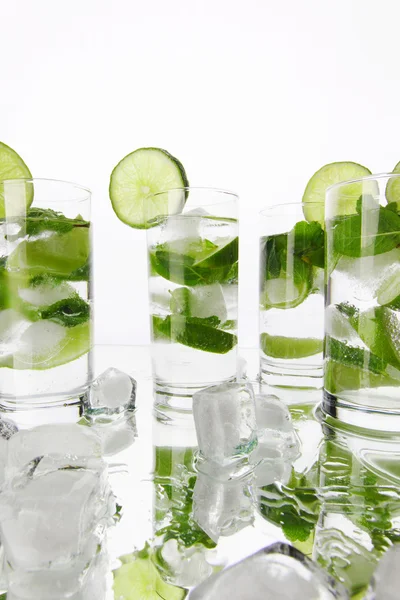 Party-Mojito-Cocktails mit Limette und Minze isoliert auf weißem Hintergrund — Stockfoto