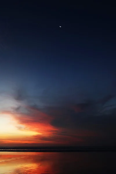 Stralende zee strand zonsondergang op Bali — Stockfoto