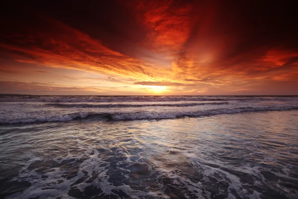 Pôr-do-sol radiante praia do mar em Bali — Fotografia de Stock