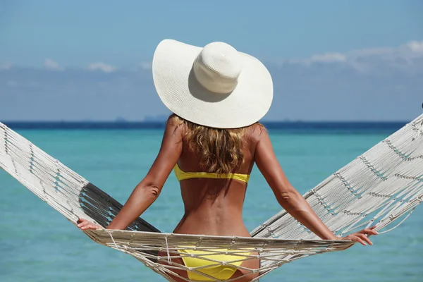 Kobieta w hamaku na plaży — Zdjęcie stockowe